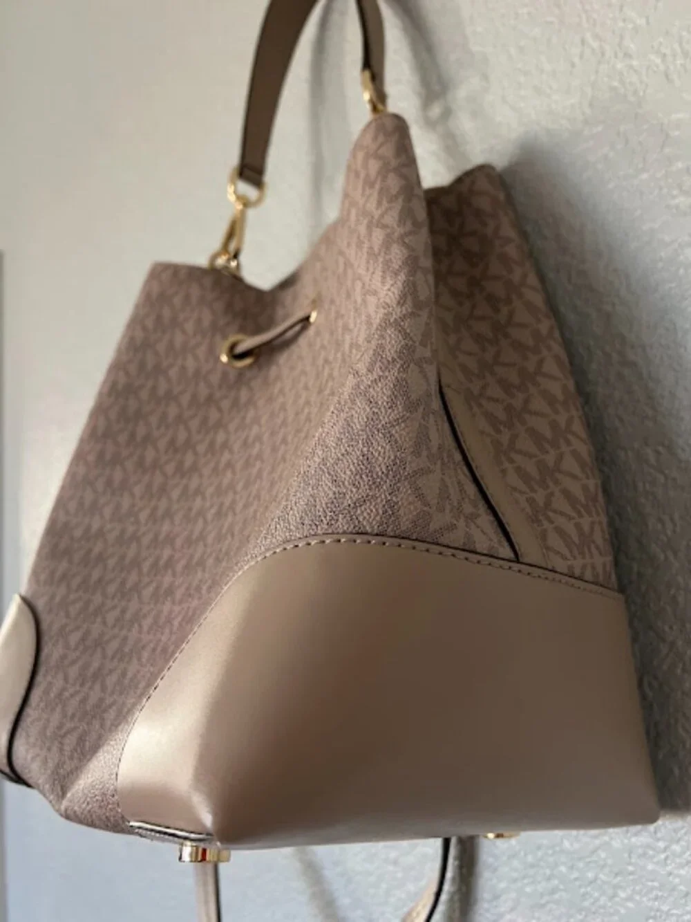 Michael Kors Tan Beige Mercer MK Monogram Logo Bucket Bag Crossbody Purse